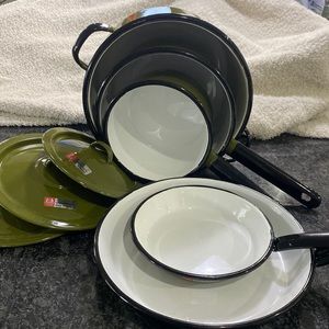 Olive green pots and pans - 8 pieces